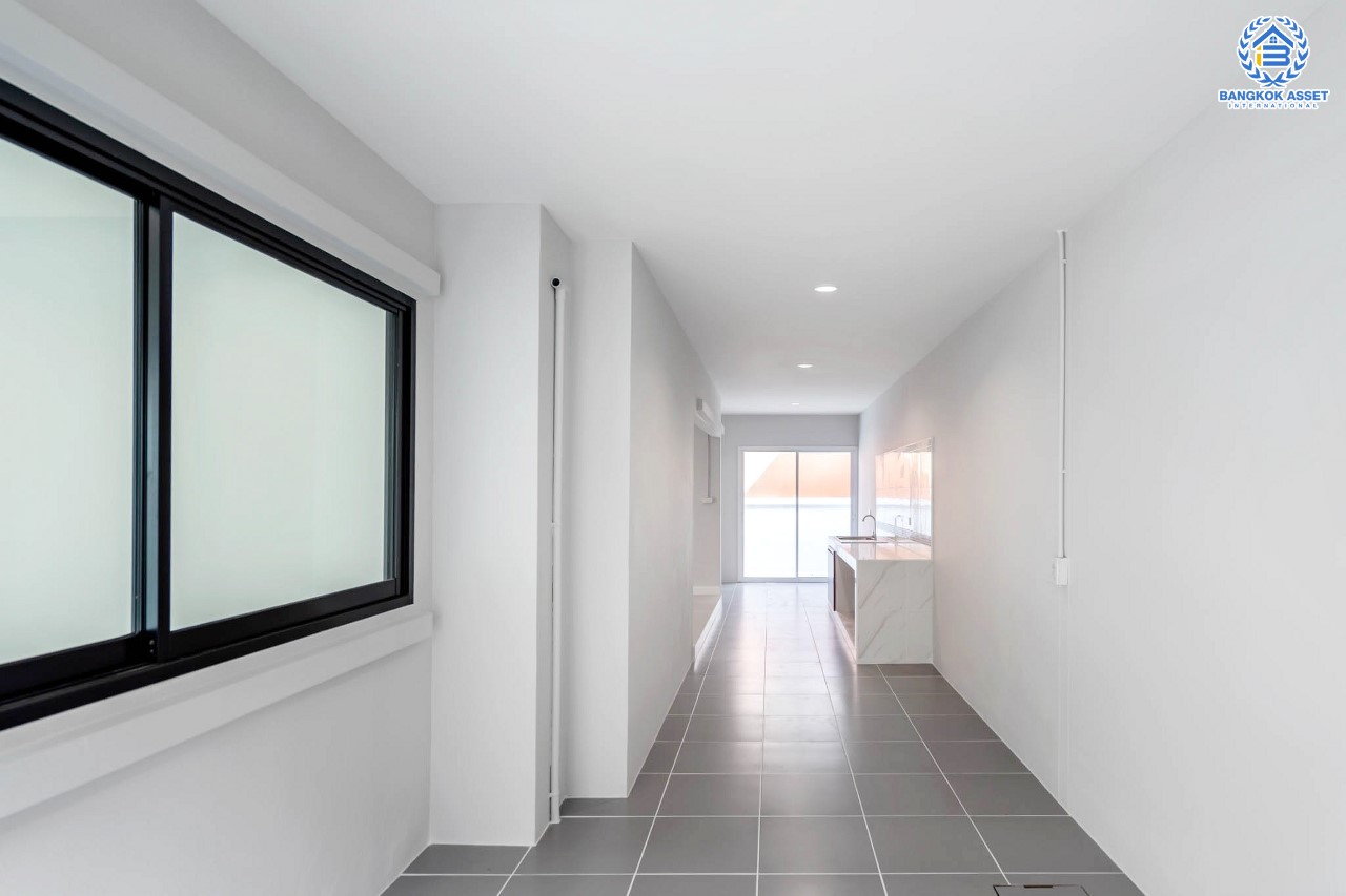 บ้านมือสองตกแต่งใหม่ ม.ลภาวัน9 ชัยพฤกษ์-ปากเกร็ด โซนต้นโครงการ เดินทางสะดวก เนื้อที่ 54.7 ตร.ว. ฟังก์ชั่น 3 ห้องนอน 2 ห้องน้ำ 2 ที่จอดรถ ภายในกว้างห้องครัวขนาดใหญ่ ตอบโจทย์คนรักการทำอาหาร บนทำเลที่ดีที่สุด! เชื่อมต่อเมือง ใกล้เซ็นทรัลแจ้งวัฒนะ และรถไฟฟ้าสายสีม่วง "สถานีบางพลู"